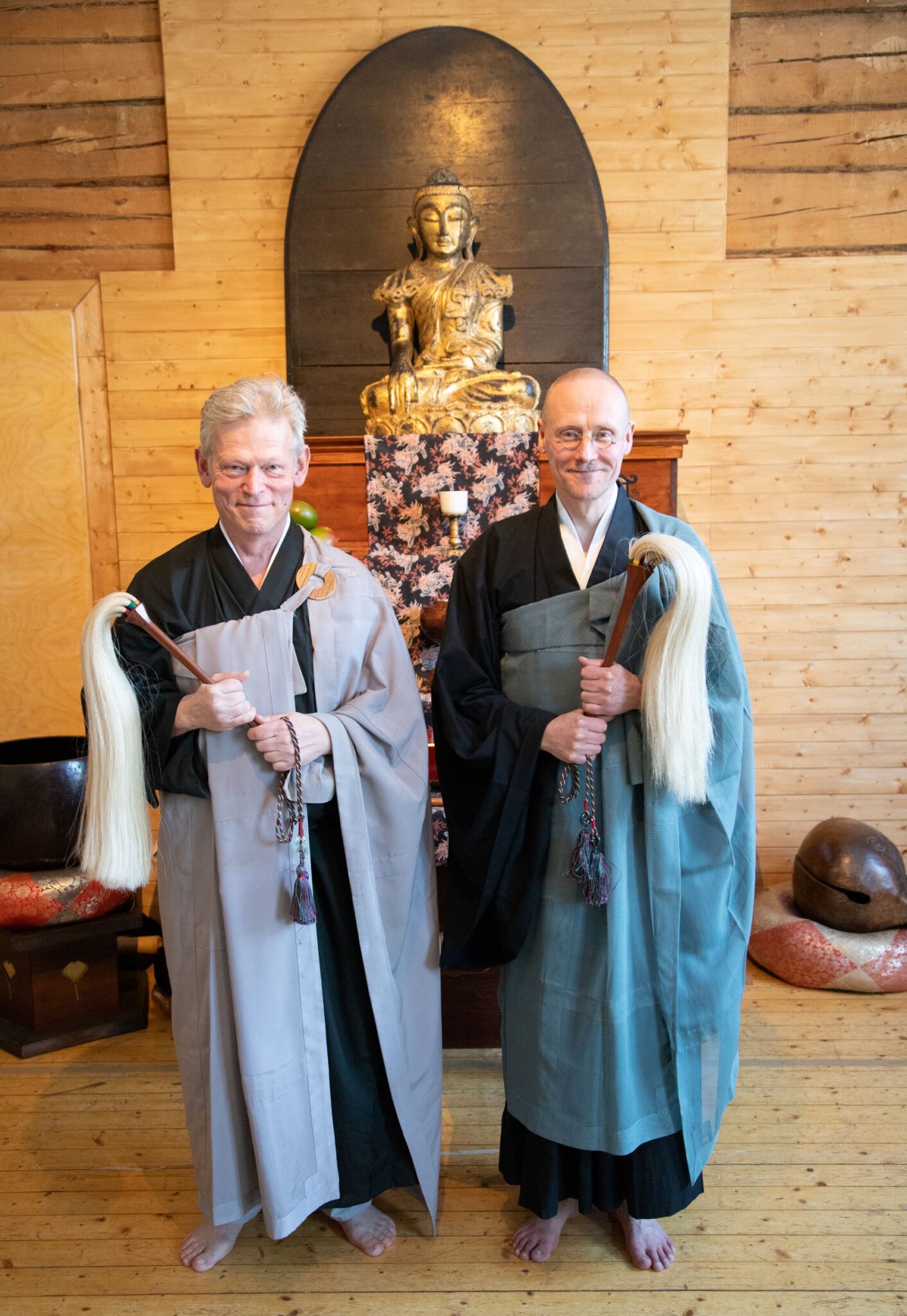 Inkaseremonia Sannejissa. Kuvassa Sante Poromaa roshi ja Sangen Salo sensei.